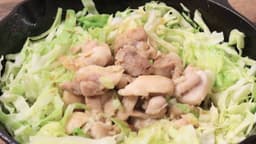 「そのまま出せるから楽！」片付けまで簡単な“ザクザクキャベツと鶏もも肉”のガーリックポン酢焼き | クラシル