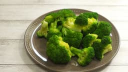 ブロッコリーが黄色に！食べられるかの見分け方＆長持ちさせるコツとは | クラシル