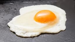 「もう失敗しない！」キレイな目玉焼きになる裏技3つを比較！1番きれいにできた方法は... | クラシル