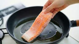 「魚、冷凍のまま焼いても大丈夫？」正しい調理方法を解説！ | クラシル