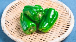 包丁、まな板いりません！“ピーマンの種”が超簡単にとれる裏ワザに「さっそく試したい！」 | クラシル