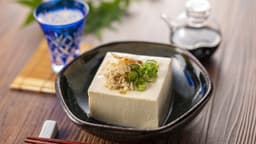 “豆腐”は洗うべき？パックに入っている水の正体は？意外と知らない豆知識に「そうだったのか！」 | クラシル