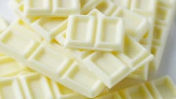 ホワイトチョコレートはどうして白いの？原料は"茶色い"カカオ豆なのに！気になる疑問の答えとは... | クラシル