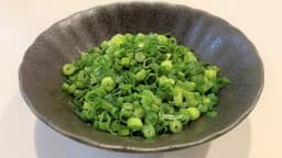 【裏ワザ】刻みねぎを冷凍すると「くっつく問題」を解決！パラパラに冷凍するポイントとは？ | クラシル