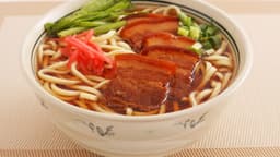 沖縄そばとは？味の特徴や原材料、ソーキそばとの違いについても詳しく解説！ | クラシル