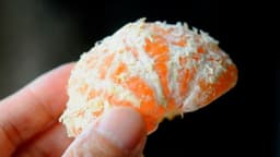 みかんの白い筋、なぜ食べた方がいいの？結局“取る？取らない？ | クラシル