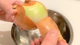 玉ねぎの皮がつるんと剥ける裏技！すぐに試せる簡単テクに「これすごい！」 | クラシル
