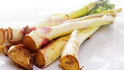 ウドとは？特徴や下ごしらえ、おいしい食べ方を解説！簡単レシピもご紹介 | クラシル