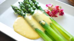 アスパラの茹で時間はどのくらい？基本の下処理や茹で方、おいしい食べ方についても解説！ | クラシル