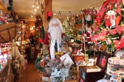 倉敷美観地区の本格クリスマス専門店「ファーザークリスマス」でスノードーム作り体験