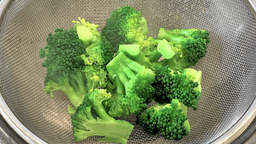 ブロッコリーの冷凍保存方法|生のまま?ゆでる?正しいやり方と解凍のコツ | クラシル