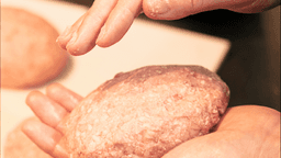 手についた油汚れを簡単に落とす裏技!家にある調味料で落とせます!「すごい!」「知らなかった」 | クラシル