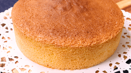 【決定版】失敗しないスポンジケーキ(共立て)の作り方!ふわふわ・しっとりに焼くコツ | クラシル